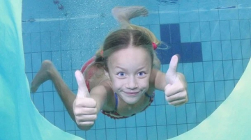 pool-1471308__340
